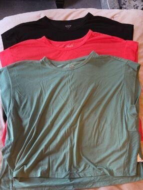 Set Of 3 Old Navy Active Women’s Crew Neck Ultralite Go Dry Workout Tops LARGE